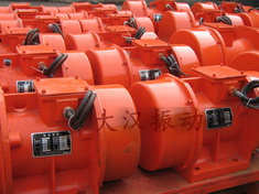 YZS振動(dòng)電機(jī)：加裝防護(hù)外殼，密封性強(qiáng)不易損壞。