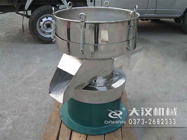 涂料振動篩由：框體，振動斗，出料口，振動電機(jī)底座等部件組成