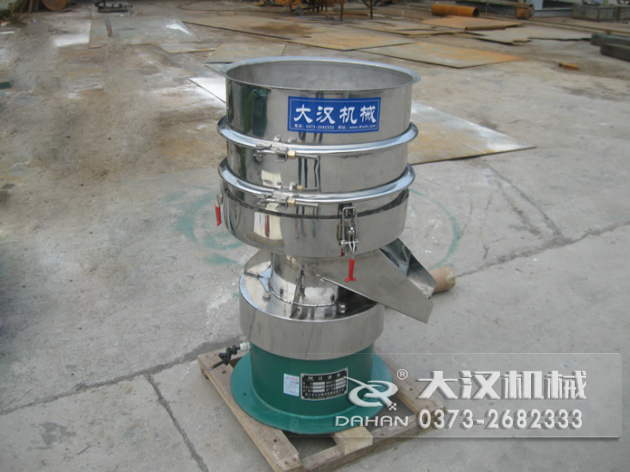 涂料過濾振動篩：利用振動電機(jī)的振動力帶動物料在篩網(wǎng)上進(jìn)行篩分，從而利用篩網(wǎng)孔徑的大小不同，完成涂料的分級，除雜等篩分目的。