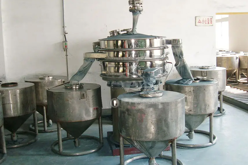 振蕩篩主要特點(diǎn)：換網(wǎng)容易，全封閉模式粉末不飛揚(yáng)，可連續(xù)作業(yè)