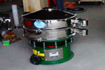 800型單層三次元振動篩，產(chǎn)量可達(dá)800kg/h。