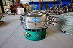 1200型三次元振動篩，產(chǎn)量可達(dá)2100kg/h。